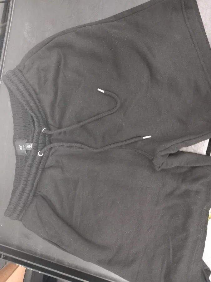 H&m mustat shortsit