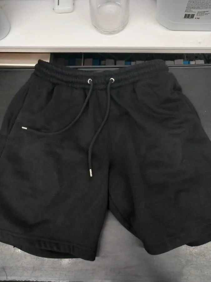 H&m mustat shortsit