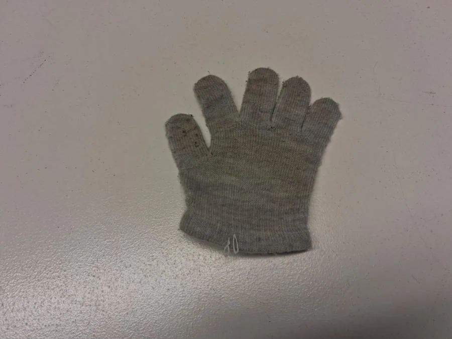 Ein einzelner Handschuh