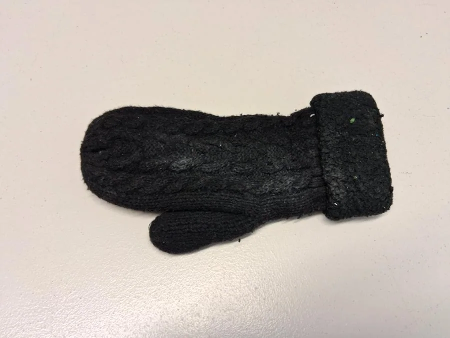Ein einzelner Handschuh