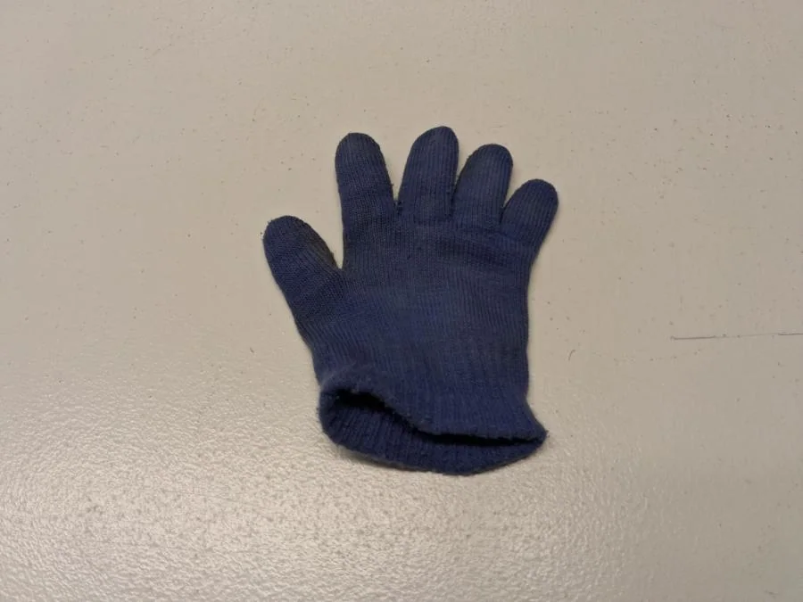 Ein einzelner Handschuh