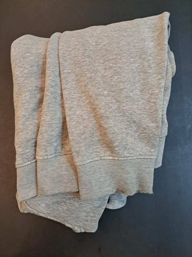 Graues Kapuzensweatshirt