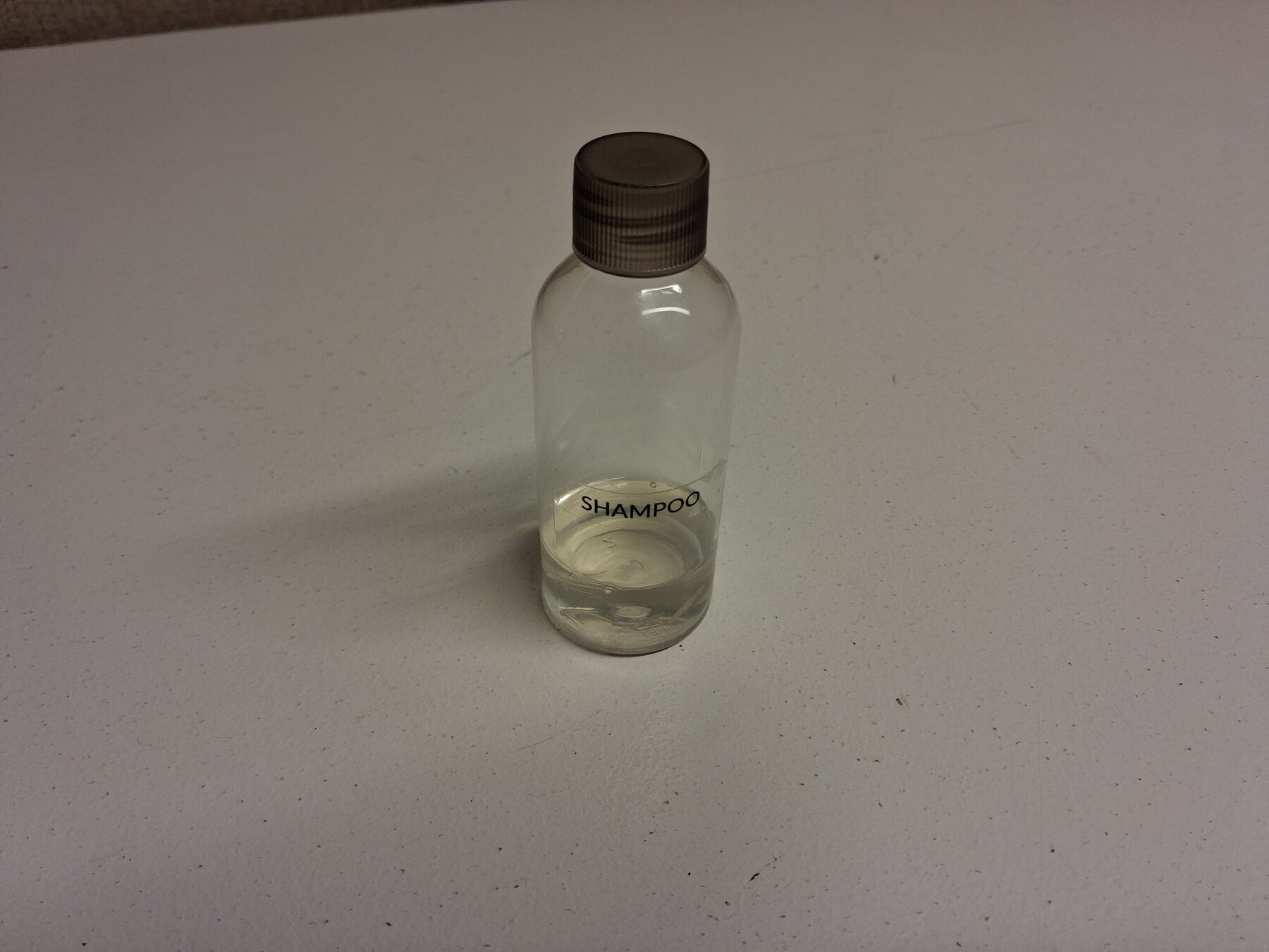Pieni shampoo-pullo